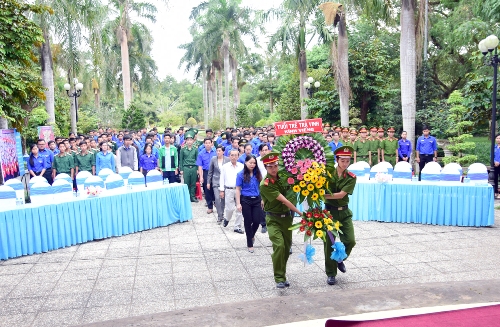 Các đại biểu và ĐVTN viếng đền thờ Bác Hồ